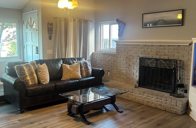 Charming 2-bedroom house with WiFi, AC Near SixFlags