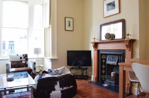Charming 2 Bedroom Home 3 mins from Arsenal Station