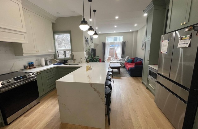 Charming 2-bedroom house in perfect Toronto with AC