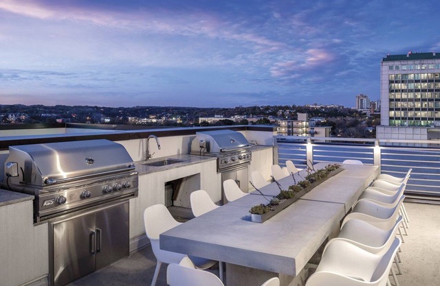 Charming 2-bedroom hotel suite in the heart of Austin with rooftop pool