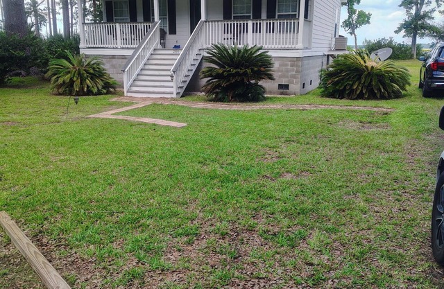 Charming 2-bedroom house in enjoyable Beaufort on the water.