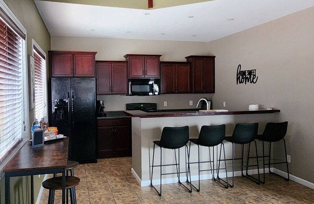 Charming 2-bedroom house with WiFi, AC in cool Escanaba