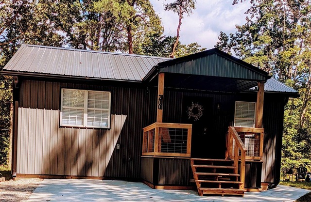 Charming 2-bedroom house with Hot Tub 1.5 miles from Cave Run lake