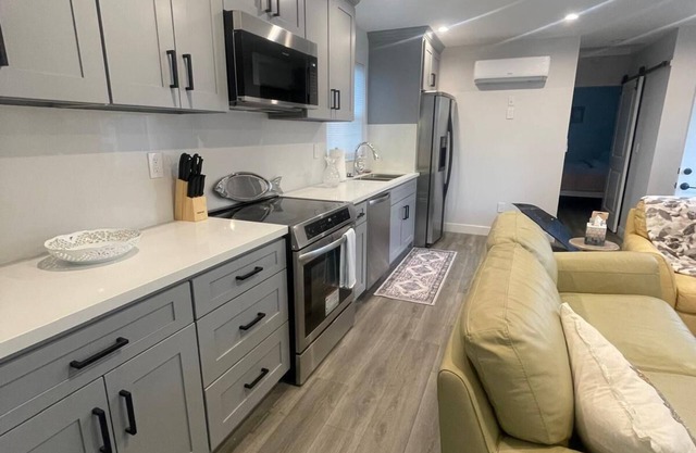 Charming 2-bedroom house with WiFi, AC in fabulous Pasadena