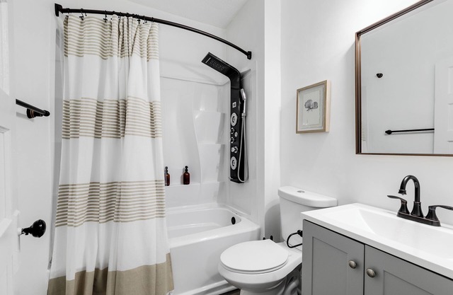 Charming 2-bedroom house with AC, WiFi in wonderful Richmond