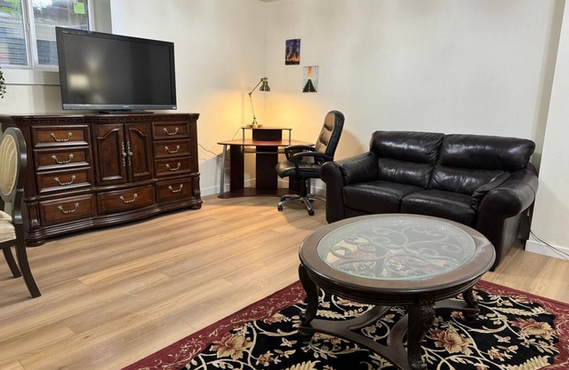 Charming 2-bedroom house in lovely Calgary with WiFi
