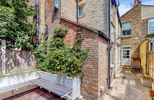 Charming 2 Bedroom House With a Garden in Bow