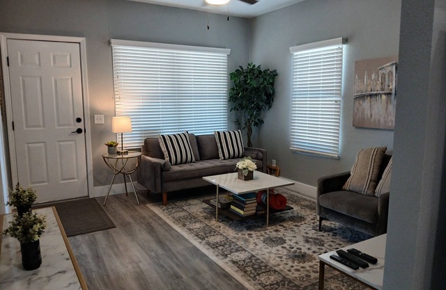Charming 2-bedroom house with WiFi, AC in lovely Atwater