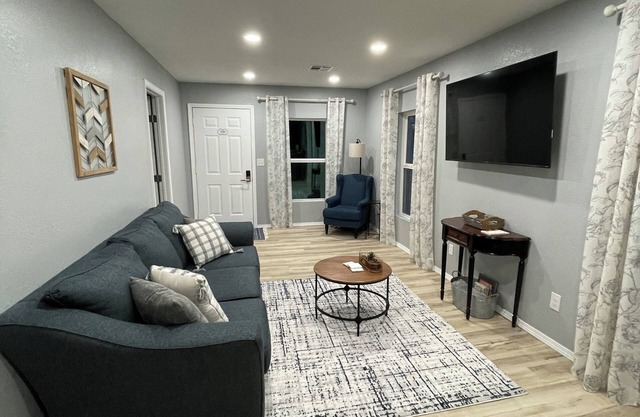 Charming 2-bedroom house right off Route 66