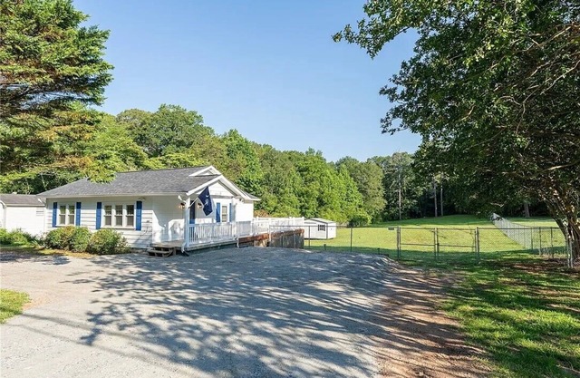 Charming 2-bedroom house in Clemson 4mi. from Death Valley and 1mi. from Mac's