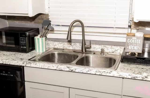 Charming 2-bedroom house in marvelous Detroit with WiFi, AC