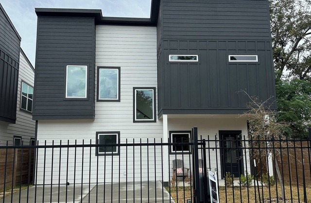 Charming 2-bedroom house with WiFi, AC in fabulous Houston