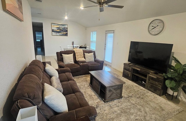 Charming 2-bedroom house with WiFi, AC in Central Killeen and Harker Heights