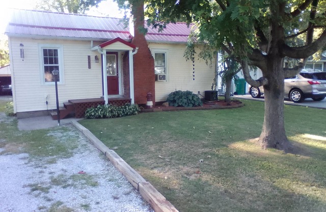 Charming 2-bedroom house in delightful Madison with AC
