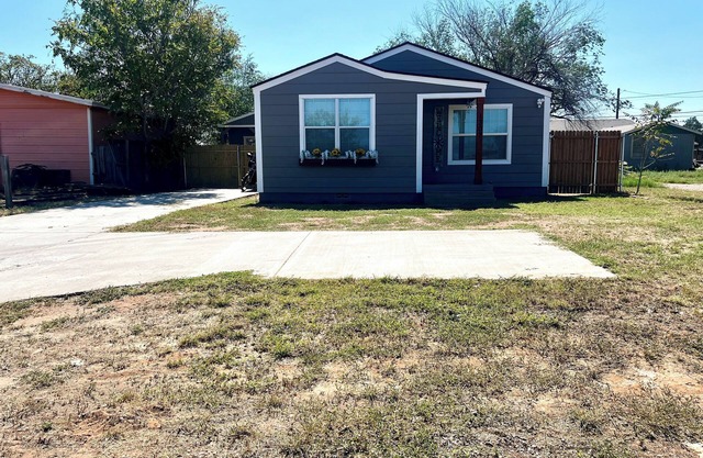 Charming 2-bedroom house in wonderful Midland with WiFi, AC