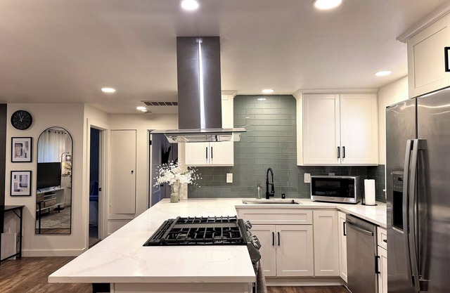 Charming 2-bedroom house w/ Large Private Backyard with AC, WiFi