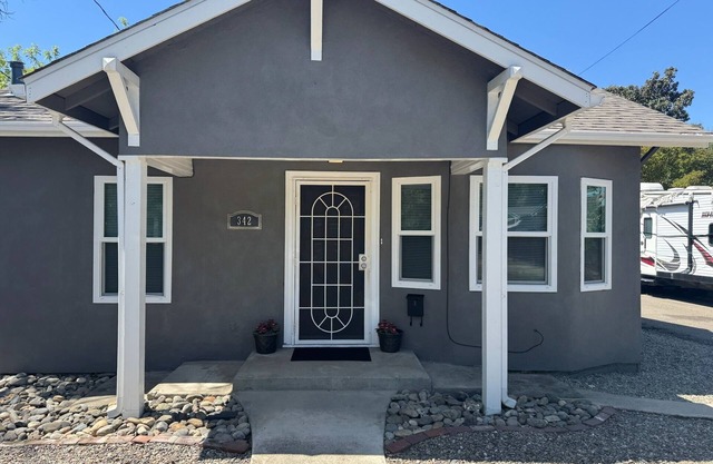 Charming 2-bedroom house in beautiful Turlock w/AC, plus near historic downtown