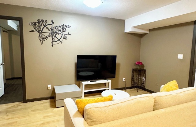 Charming 2-bedroom house in cool Langley with Free Parking