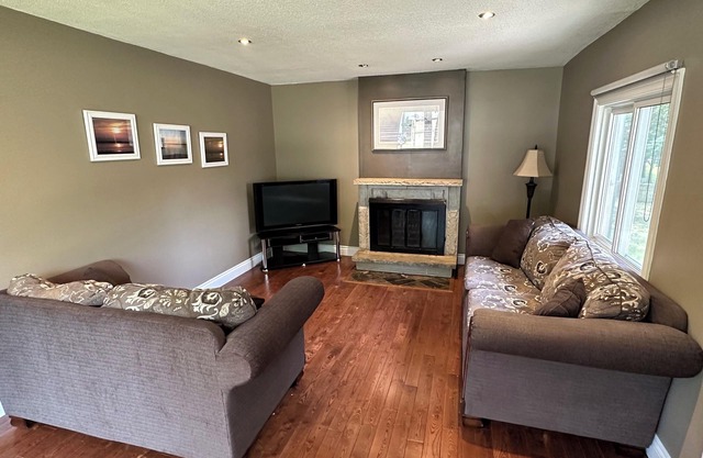 Charming 2-bedroom house in wonderful Ottawa with AC, WiFi