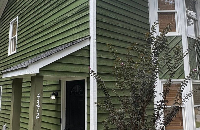 Charming 2-bedroom house in tranquil Macon with AC. Pets welcome.