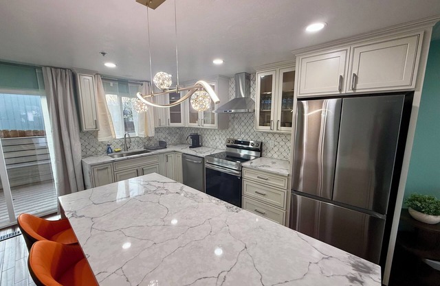Charming 2-bedroom house + WiFi, workspace, outdoor deck, fitness area in Albany