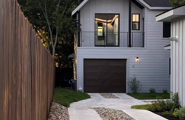 Charming 2-bedroom house with AC and WiFi in fabulous East Austin