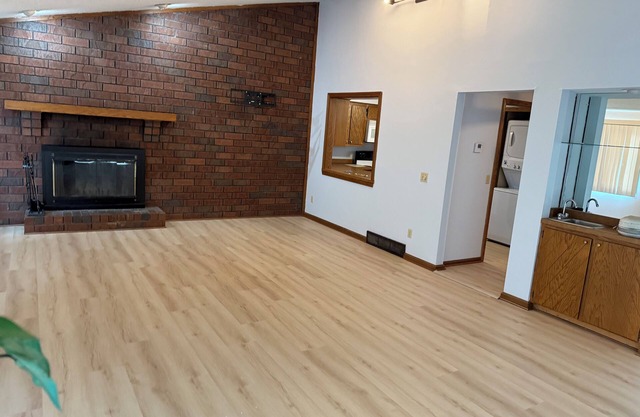 Charming 2-bedroom house with WiFi, AC in fabulous Canton