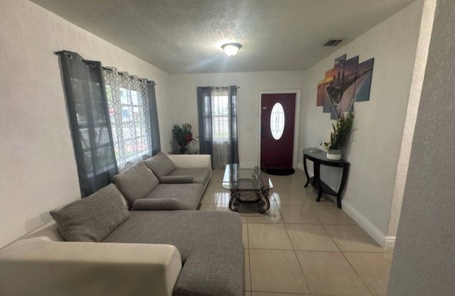 Charming 2-bedroom house in Hialeah with WiFi and AC