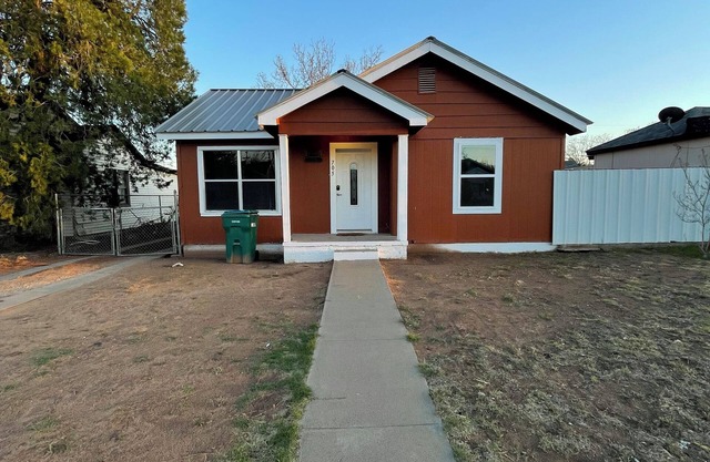 Charming 2-bedroom house in central Hobbs!