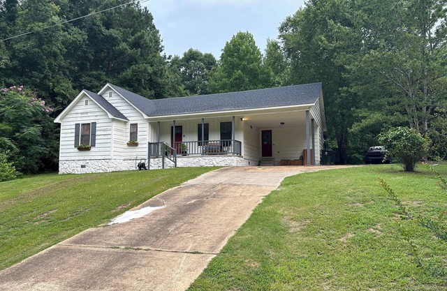 Charming 2-bedroom house 1.5 miles from the Square and 2 miles from the Grove!