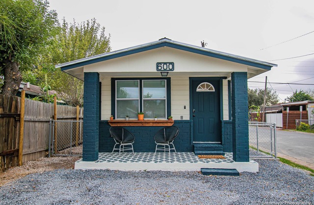 Charming 2-bedroom house in Pharr with AC, and WiFi.