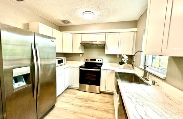 Charming 2-bedroom house in Ruskin with WiFi and AC