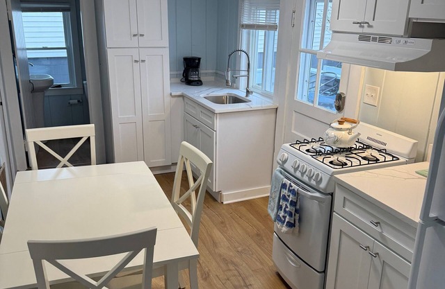 Charming 2-bedroom house with AC, WiFi in lovely UNIT B