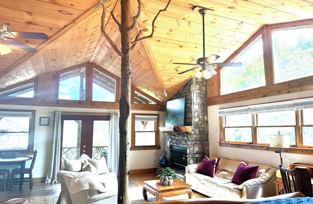 Charming 2 bedroom in between Highlands/Cashiers fireplace, steam shower