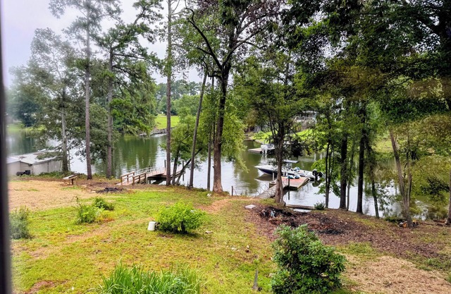 Charming 2-bedroom lakehouse with boating dock and hot tub in Leesville SC