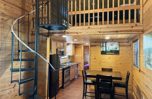 Charming 2 Bedroom Lakeview Cabin: Cabin D