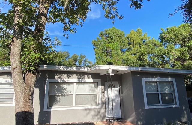 Charming 2-bedroom lakefront bungalow in Orlando