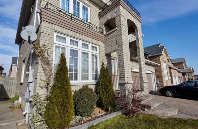 Charming 2-bedroom Lodge with WiFi, AC between Markham and Richmond Hill