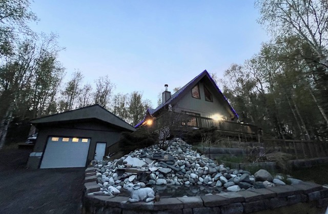 Charming 2-bedroom + loft cabin in Wasilla with Sauna