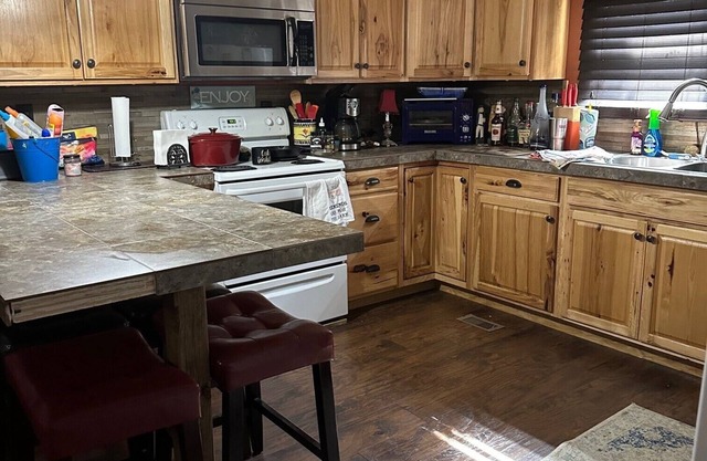 Charming 2-bedroom mobile home with AC, WiFi at serene Lake Tenkiller!