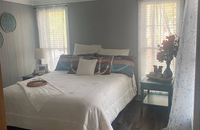 Charming 2-bedroom mobile home with AC, WiFi in Benton very close to the Ky Lake
