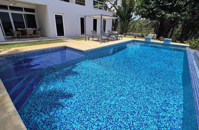 Charming 2-bedroom ocean view garden apartment with private pool