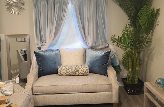Charming 2-bedroom Oasis townhome with WiFi, AC & Garage in fabulous Fresno