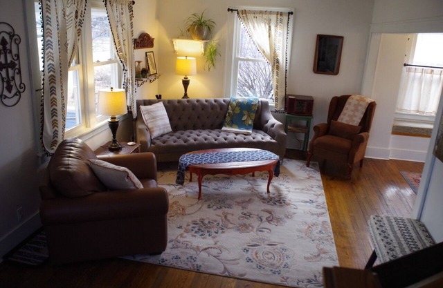 Charming 2-bedroom, pet-friendly home in Galesburg—near to Knox College