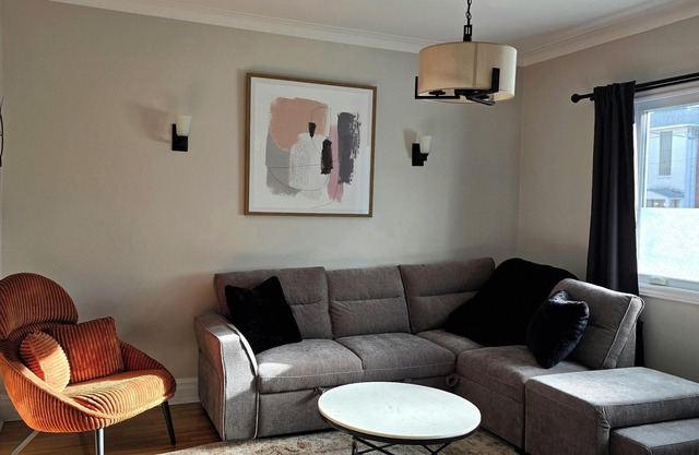 Charming 2-bedroom, sleeps 6. Central, Family & PetFriendly, FREEParking