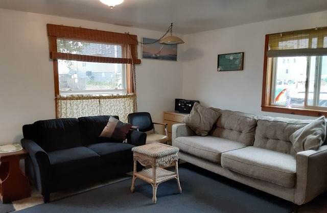 Charming 2-bedroom summer cottage in amazing Sunset Bay, Irving with AC