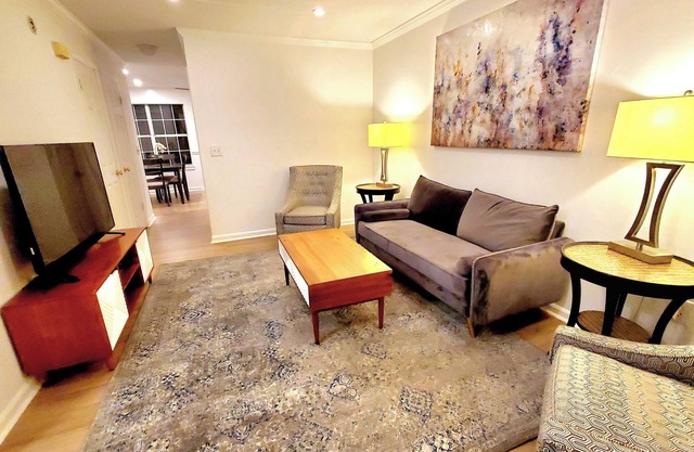 Charming 2-bedroom townhome next to Greenway, Convenient and Close to Everything