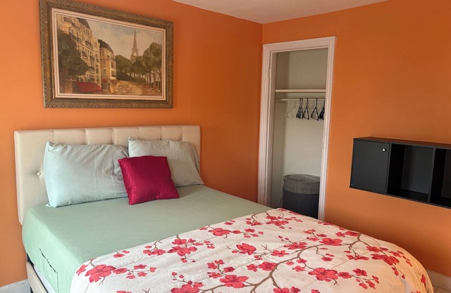 Charming 2-bedroom townhome in Wilmington with WiFi, close to riverfront.