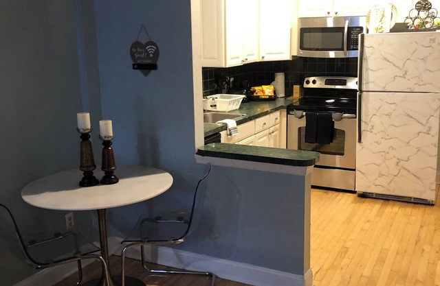 Charming 2-bedroom townhome in Baltimore with WiFi and AC