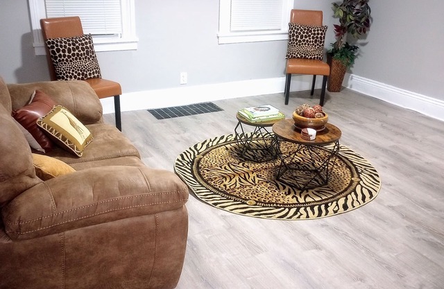Charming 2-bedroom townhome with WiFi, AC in enchanting Rochester
